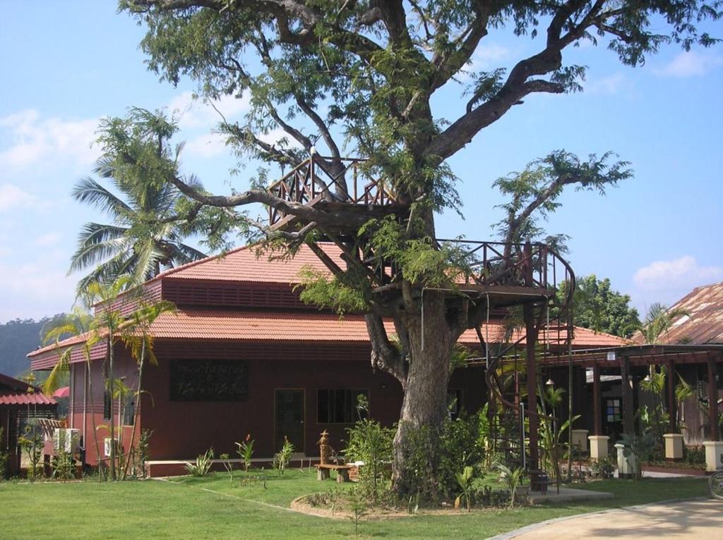 Tamarind Grand Resort Mae Sariang Bagian luar foto