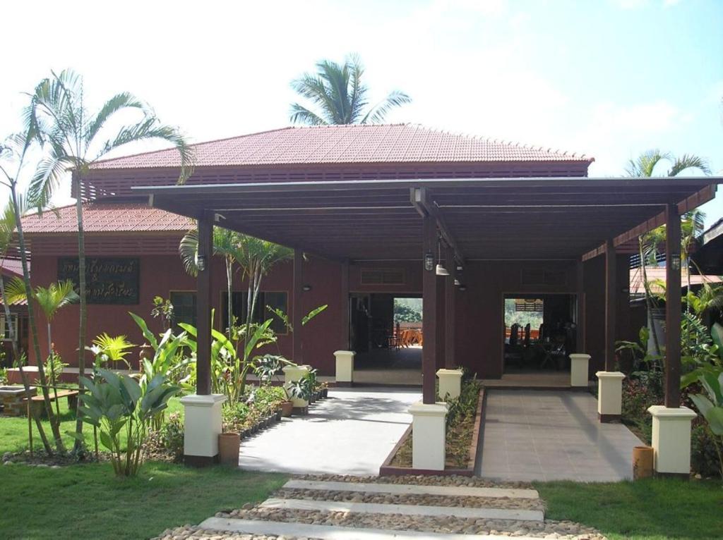 Tamarind Grand Resort Mae Sariang Bagian luar foto