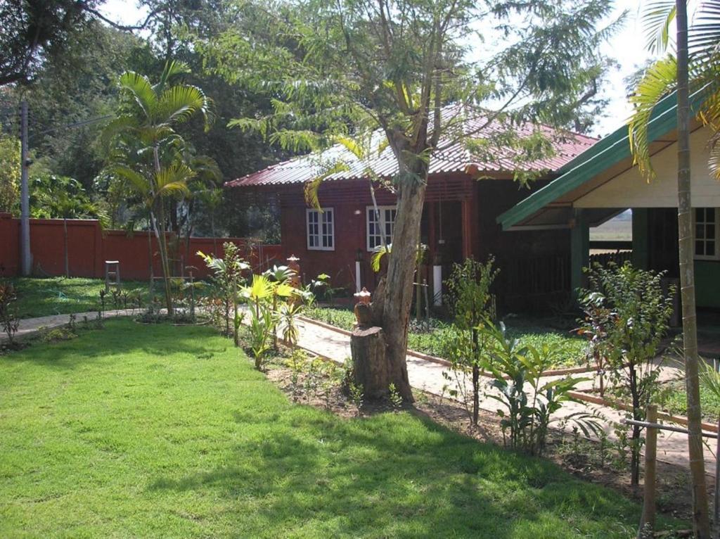 Tamarind Grand Resort Mae Sariang Bagian luar foto