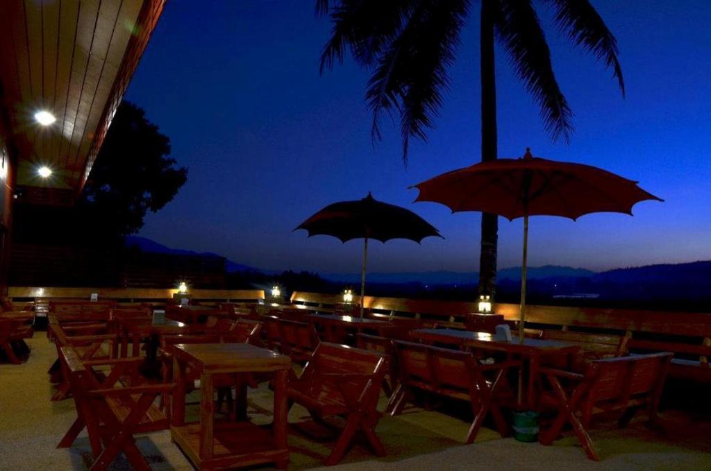 Tamarind Grand Resort Mae Sariang Bagian luar foto